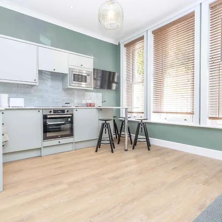 Verulum Apartments - 9 Mins Walk To The Beach - Beautifully Designed Luxury Town Centre Apartments By Coastline Retreats-2