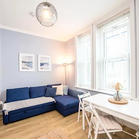 Verulum Apartments - 9 Mins Walk To The Beach - Beautifully Designed Luxury Town Centre Apartments By Coastline Retreats-3